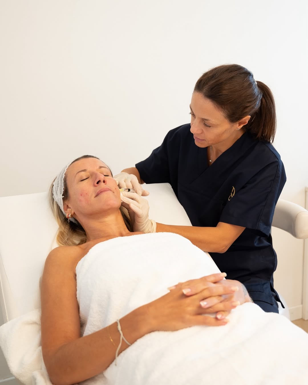 Dr.ssa Miegge durante un trattamento viso