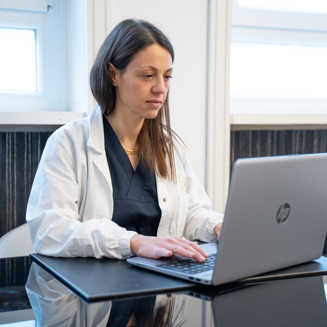 Dott.ssa Alice Miegge nel suo studio